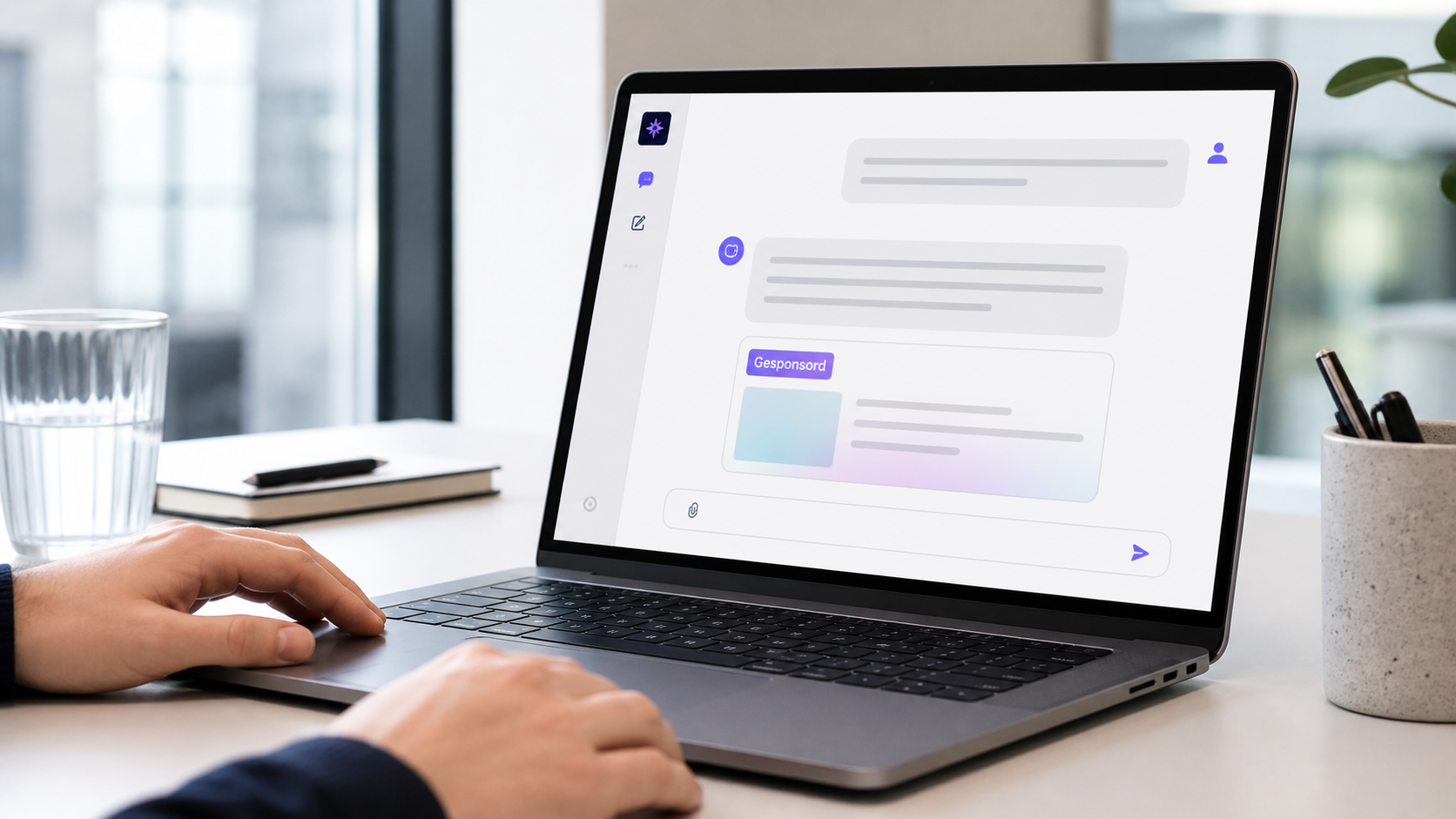 Laptop met een gesprek in een AI-assistent en een duidelijk gescheiden gesponsorde aanbeveling